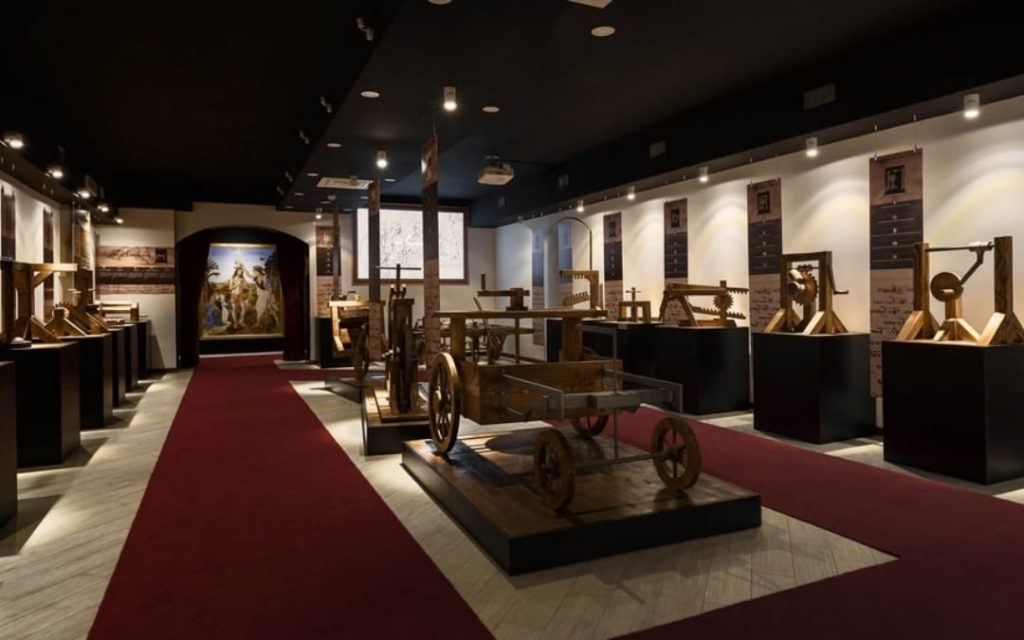 Wystawa maszyn Leonarda da Vinci w muzeum Leonardo da Vinci Experience w Rzymie z modelem samochodu