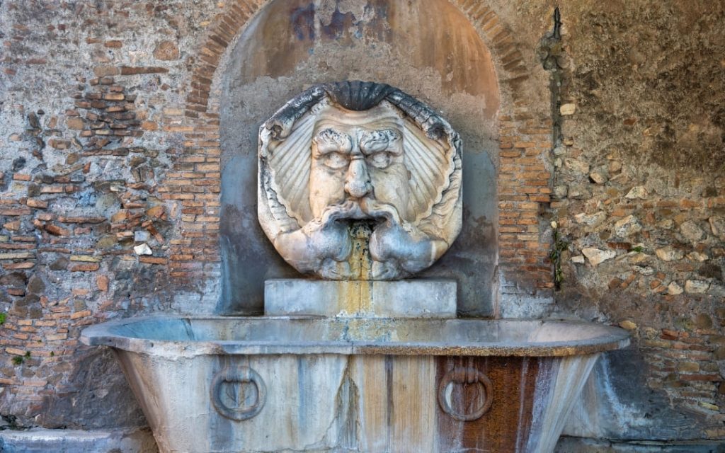 Zabytkowa Fontanna Maski (Fontana del Mascherone di Santa Sabina) na rzymskim wzgórzu Awentyn