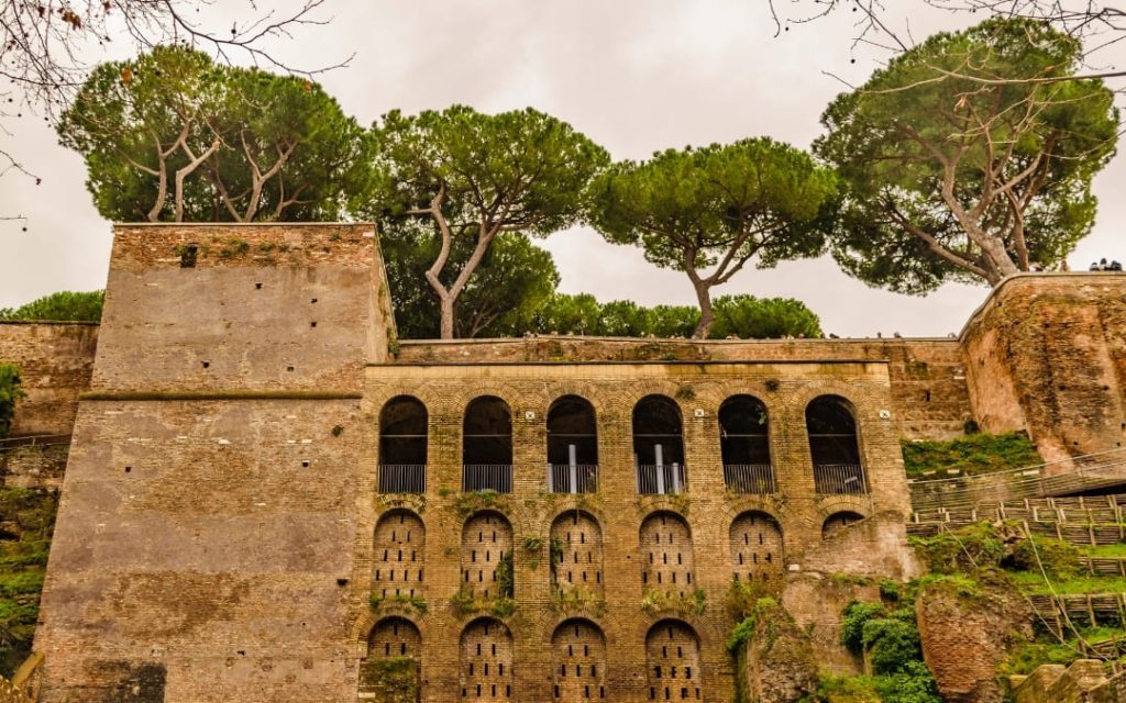 Zabytkowe mury i arkady Ogrodu Pomarańczowego widziane z dołu na wzgórzu Awentyn