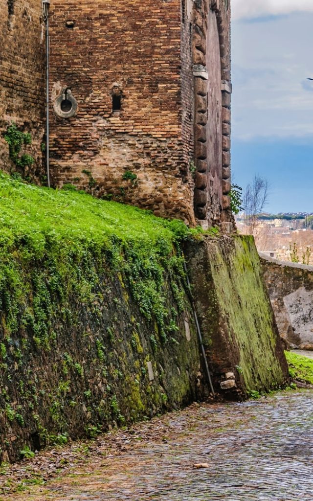 Zabytkowe mury obronne przy Ogrodzie Pomarańczowym na wzgórzu Awentyn w Rzymie