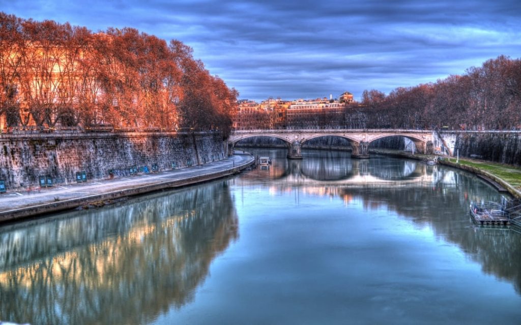 Zabytkowy most Ponte Umberto I nad rzeką Tyber w Rzymie w jesiennej scenerii