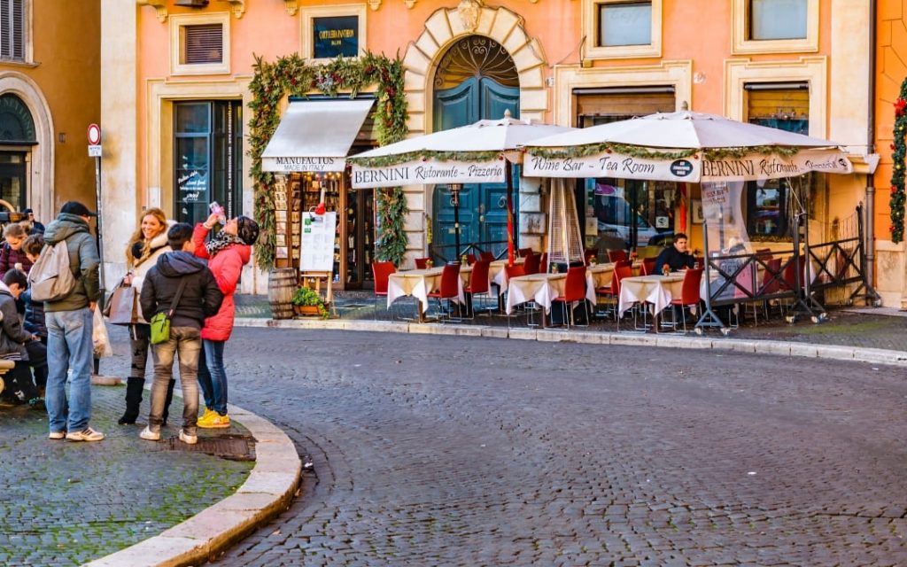 Zabytkowy plac Piazza Navona w Rzymie z ogródkiem restauracyjnym Bernini Ristorante