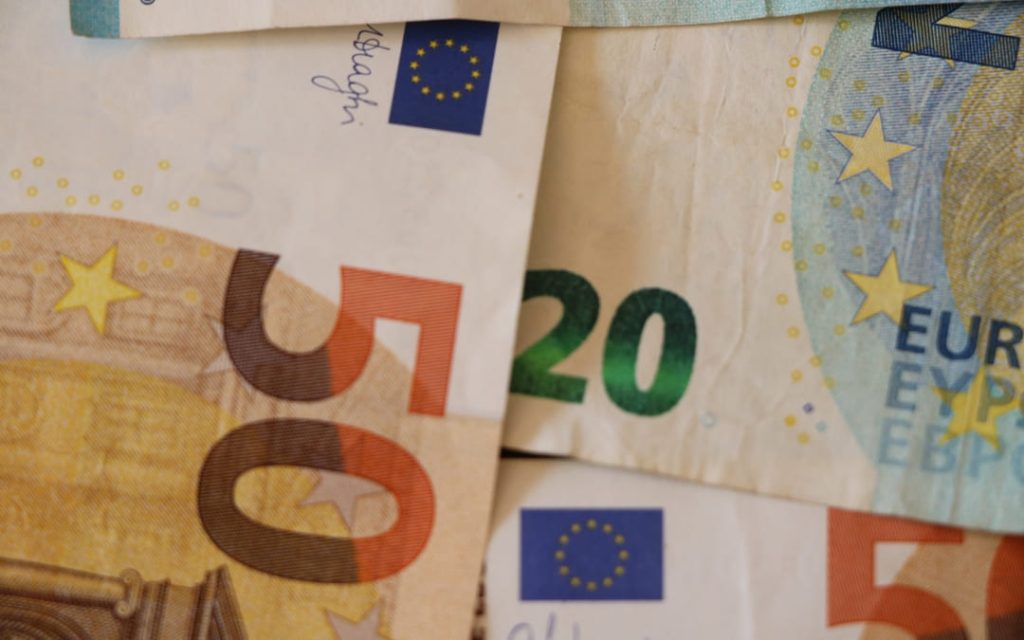 Zbliżenie na banknoty o nominałach 20 i 50 euro w świetle dziennym