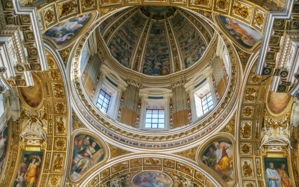 Złocone wnętrze kopuły Kaplicy Sykstyńskiej w Bazylice Santa Maria Maggiore z bogatymi freskami i oknami