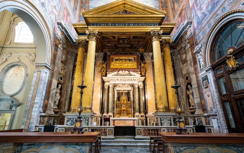 Złocony Ołtarz Najświętszego Sakramentu w Bazylice św. Jana na Lateranie z relikwią stołu Ostatniej Wieczerzy