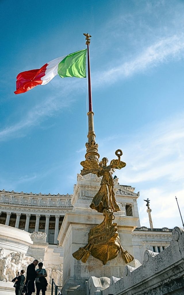 Złocony posąg bogini Wiktorii na dziobie statku przy fladze Włoch, Ołtarz Ojczyzny w Rzymie