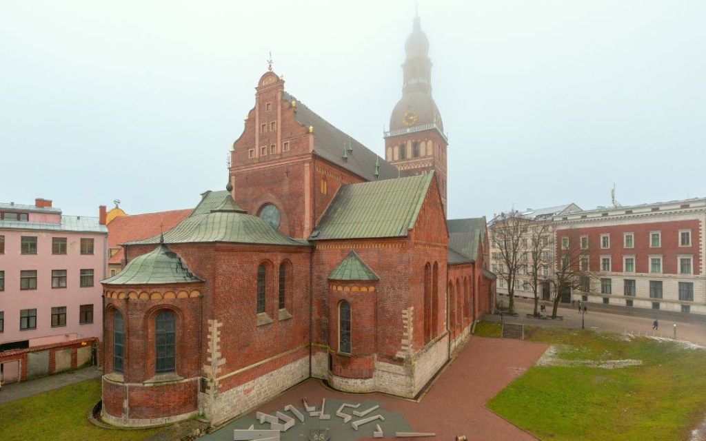 
Architektura gotyckiego kościoła z czerwonej cegły, widok z boku