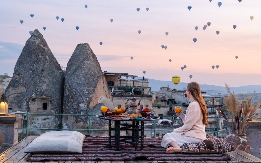 Balony się nad skalnymi formacjami Kapadocji w Turcji o wschodzie słońca.