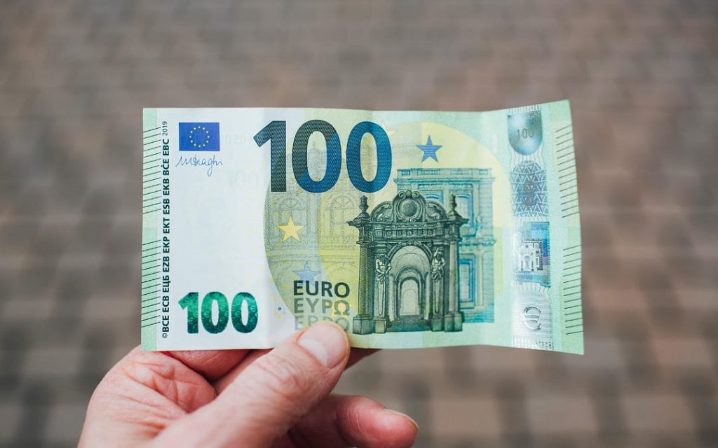 Banknot 100 euro - oficjalna waluta używana we Włoszech