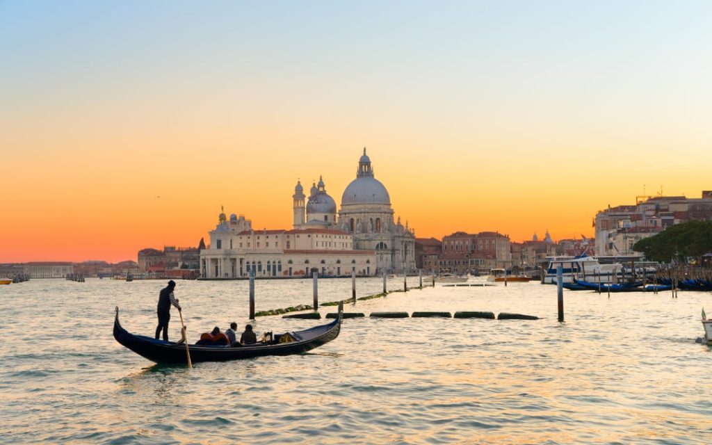 Bazylika Santa Maria della Salute w Wenecji o zachodzie słońca
