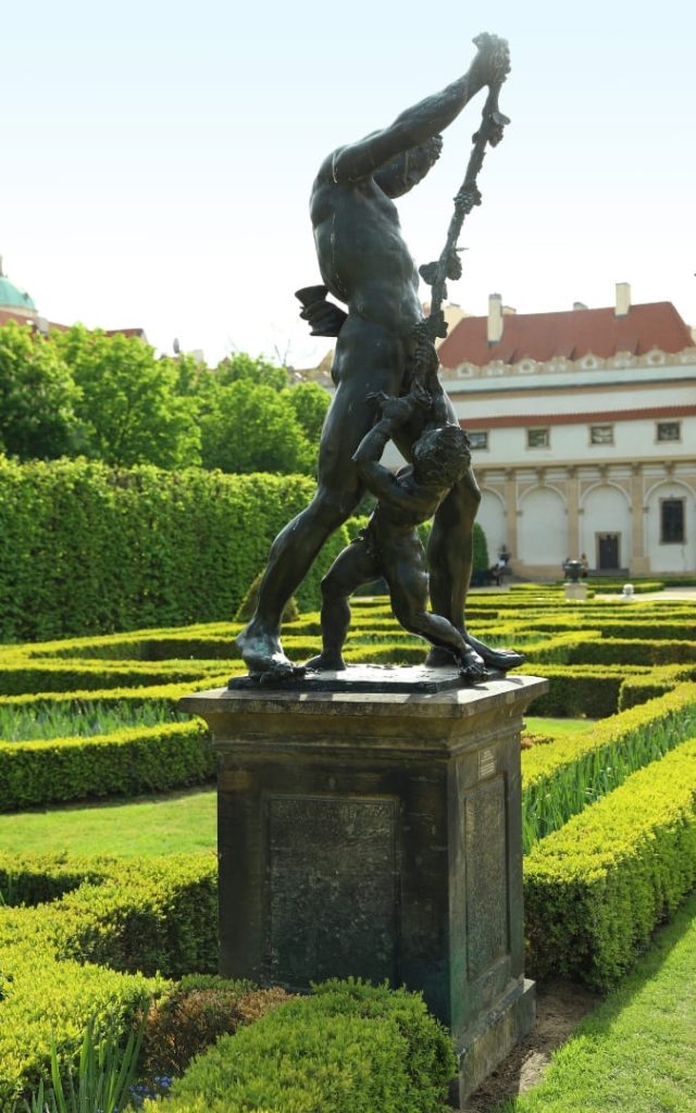 Brązowa rzeźba Herkulesa walczącego z przeciwnikiem na cokole w Ogrodzie Waldsteńskim w Pradze