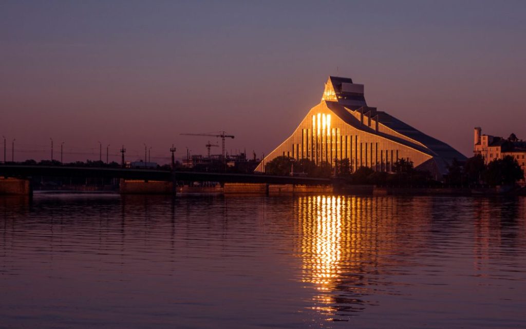 Budynek Narodowej Biblioteki przy zachodzi słońca