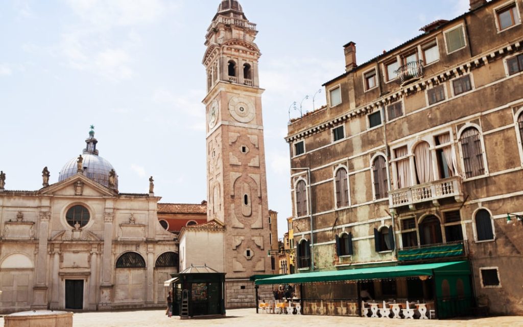 Campo Santa Maria Formosa położony w dzielnicy Castello, malowniczy plac otoczony zabytkowymi budynkami i kościołem w pochmurny dzień