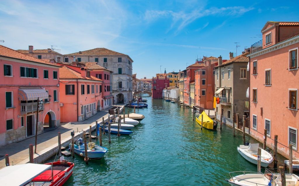 Chioggia - piękny dzień wśród kolorowych domów i zacumowanych łodzi nad kanałem