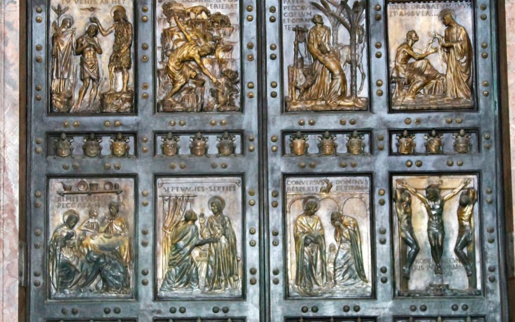 Drzwi Święte w Bazylice św. Piotra w Watykanie płaskorzeźby z brązu przedstawiające sceny biblijne