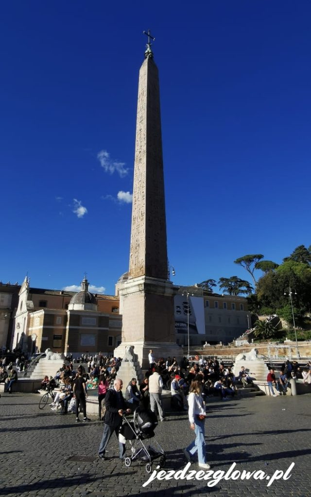 Egipski obelisk na Piazza del Popolo w Rzymie wśród tłumu turystów