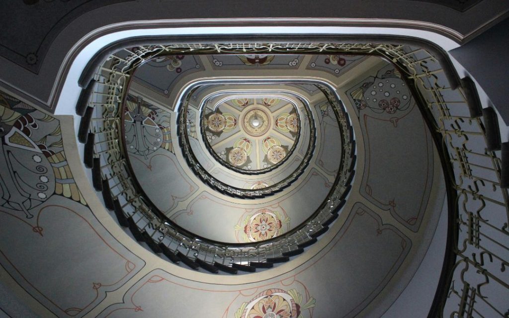 Eleganckie spiralne schody w stylu Art Nouveau