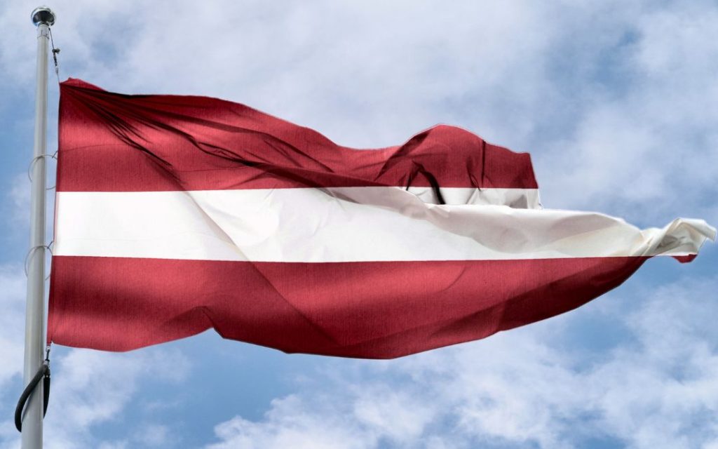 Falująca na wietrze flaga Łotwy