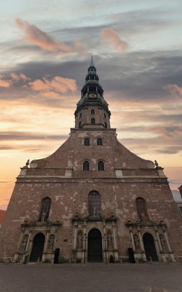 Fasada Kościoła św. Piotra przy zachodzie słońca