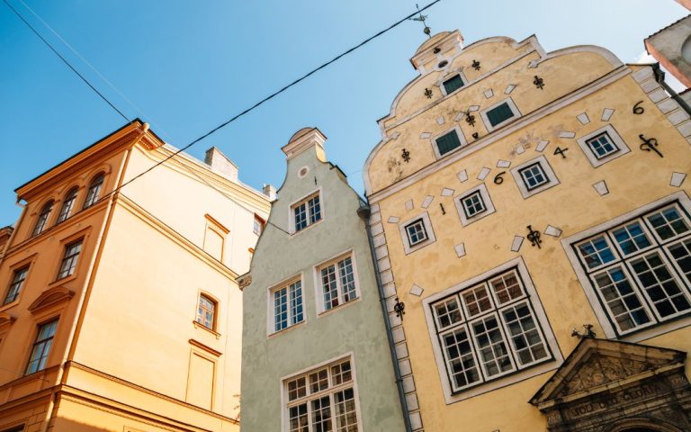 Trzej Bracia w Rydze – historia brata, który tworzy ikonę Łotwy