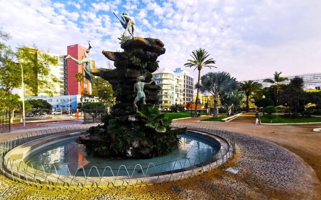 Fontanna z rzeźbami w parku Doramas w Las Palmas de Gran Canaria
