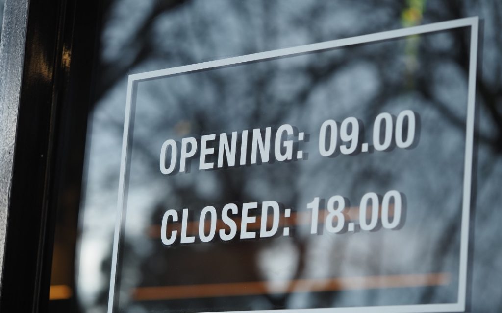 Godziny otwarcia i zamknięcia na drzwiach restauracji