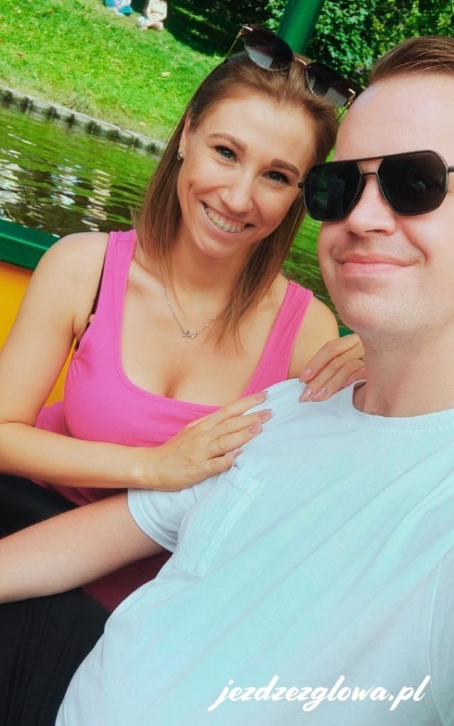 Kobieta w różowym topie i mężczyzna w białym t-shircie uśmiechają się podczas rejsu