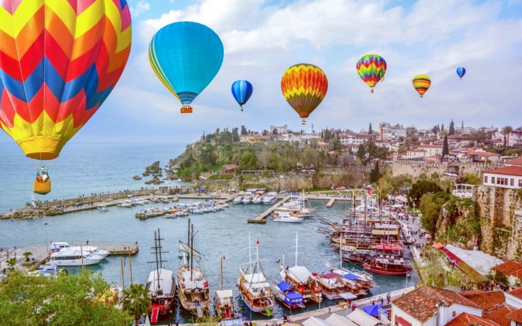 Kolorowe balony na unoszące się nad portem i brzegiem morza w Antalyi.