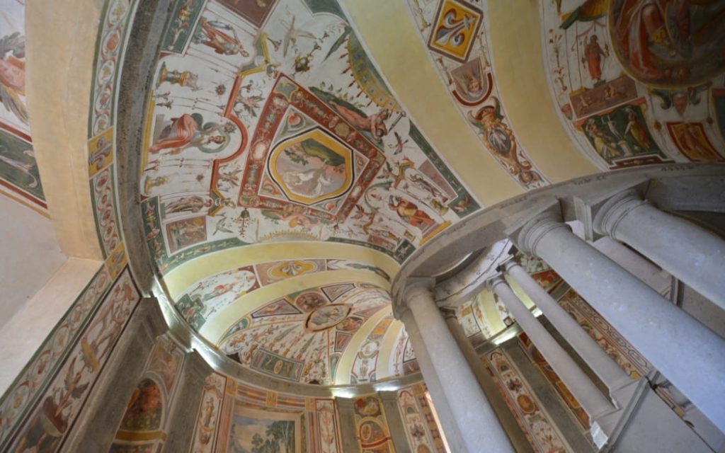 Kolorowe freski ze scenami figuralnymi pokrywające sklepienie i ściany Palazzo Farnese w Rzymie