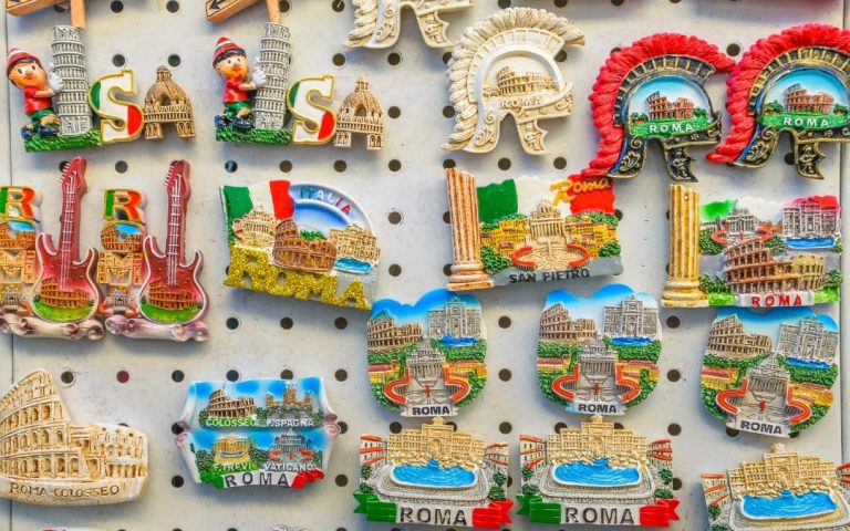 Kolorowe magnesy z motywami Rzymu i Watykanu z napisami Roma i San Pietro na straganie z pamiątkami