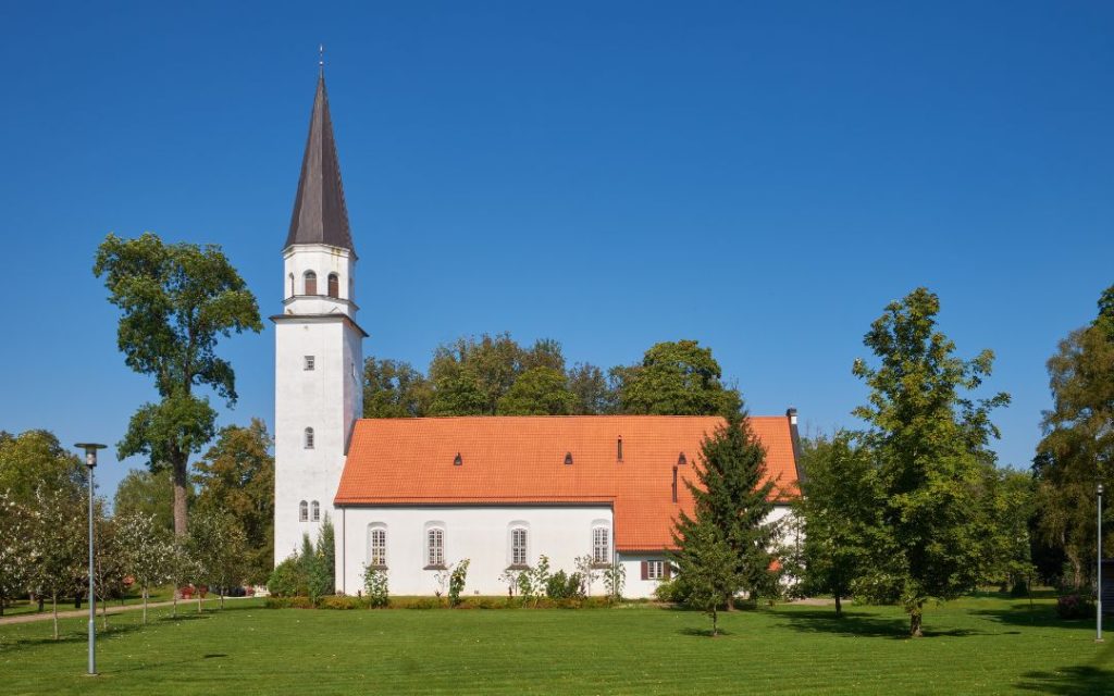 Kościół pośród drzew w Siguldzie
