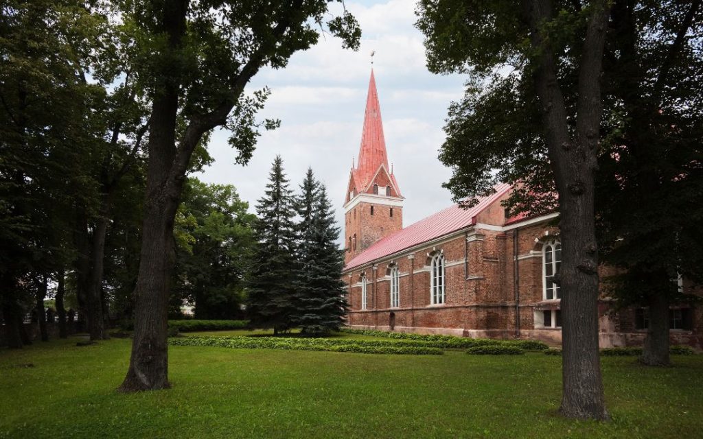 Kościół wyłaniający pomiędzy drzew