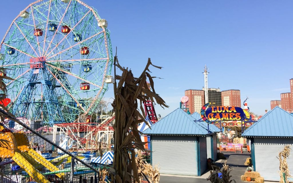 Lunapark z diabelskim młynem i atrakcjami rozrywkowymi