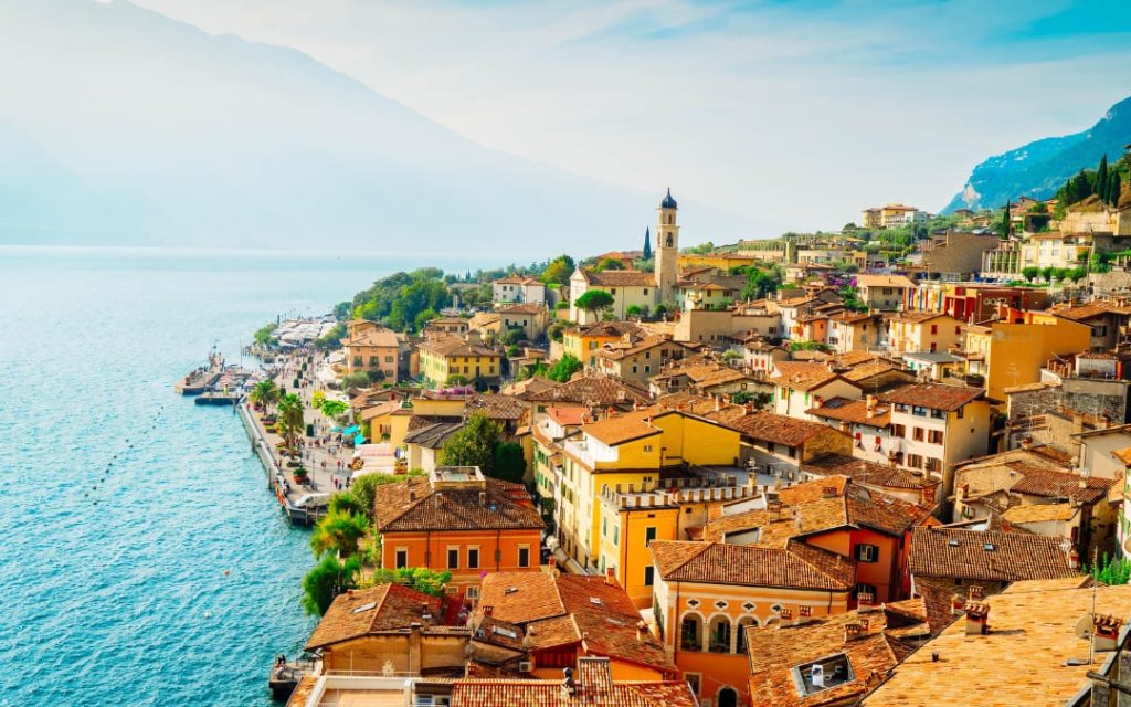 Malownicze miasteczko (Limone sul Garda) nad jeziorem Garda