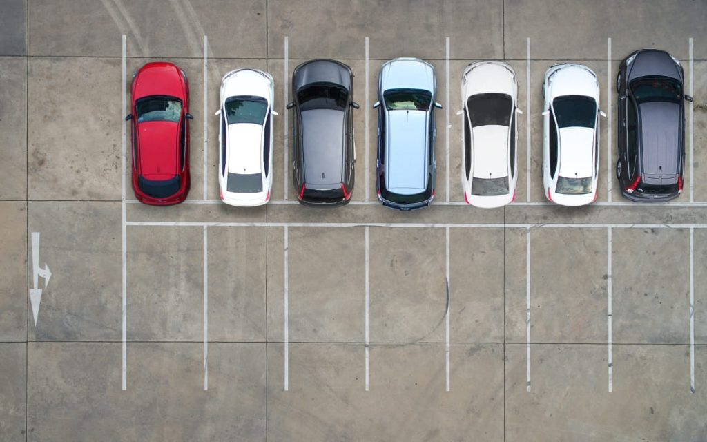 Miejsca parkingowe z zaparkowanymi samochodami