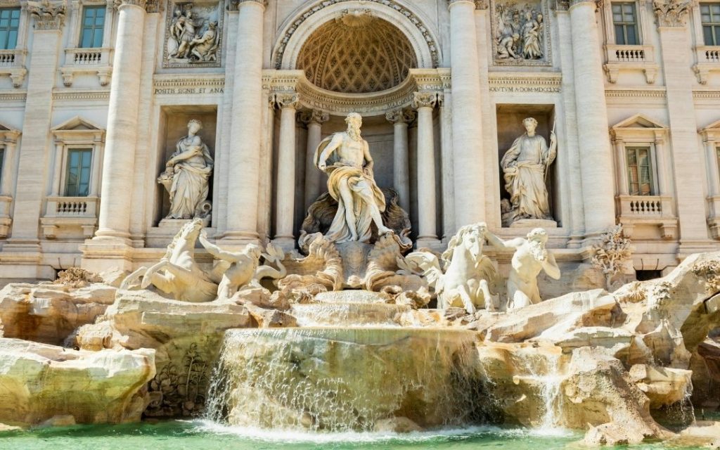 Monumentalna barokowa Fontanna di Trevi w Rzymie z rzeźbami i przejrzystą wodą.