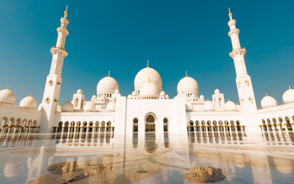 Monumentalny Biały Meczet Szejka Zajeda w Emiratach z charakterystycznymi kopułami.