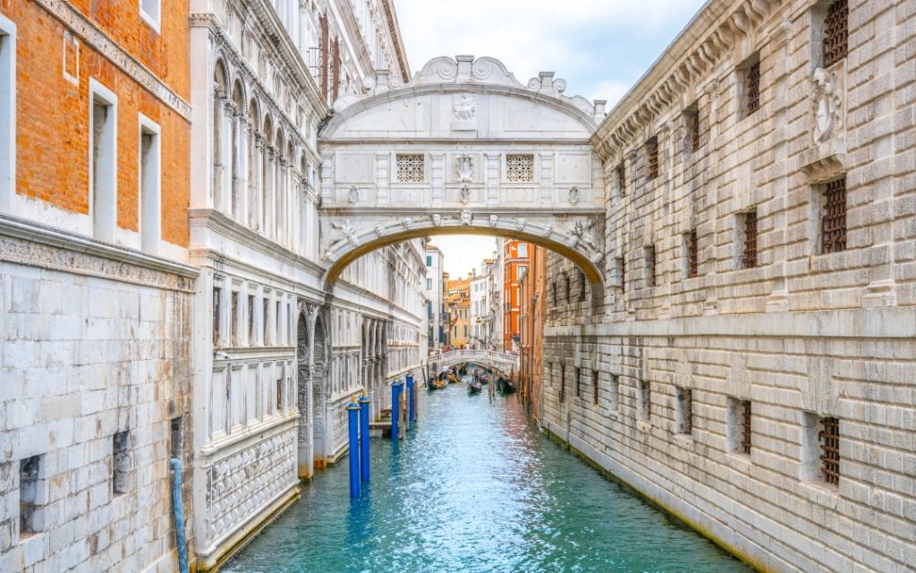 Most westchnień w świetle dnia, łączący historyczne budynki nad kanałem