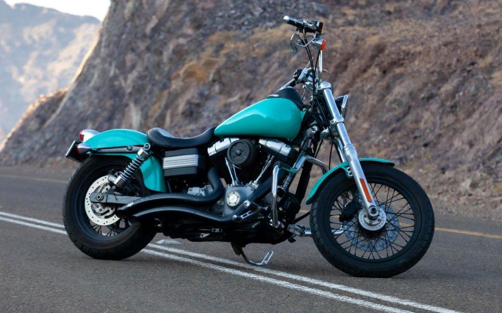 Motocykl na tle górskich widoków