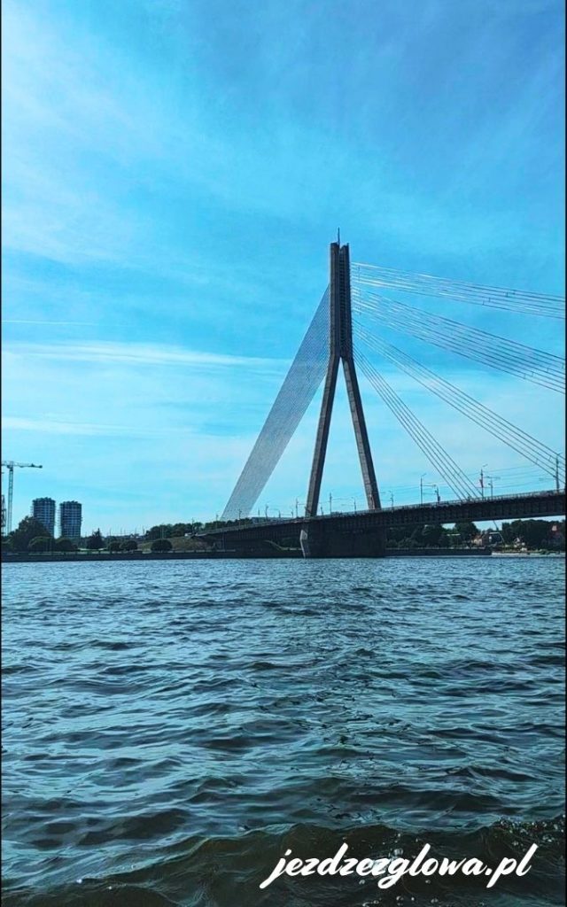 Nowoczesny Most Vanšu (Wantowy) w Rydze, widoczny pojedynczy pylon nad rzeką Dźwiną