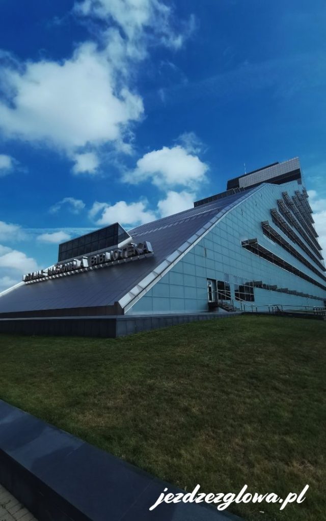 Nowoczesny budynek Biblioteki Narodowej Łotwy z oddala