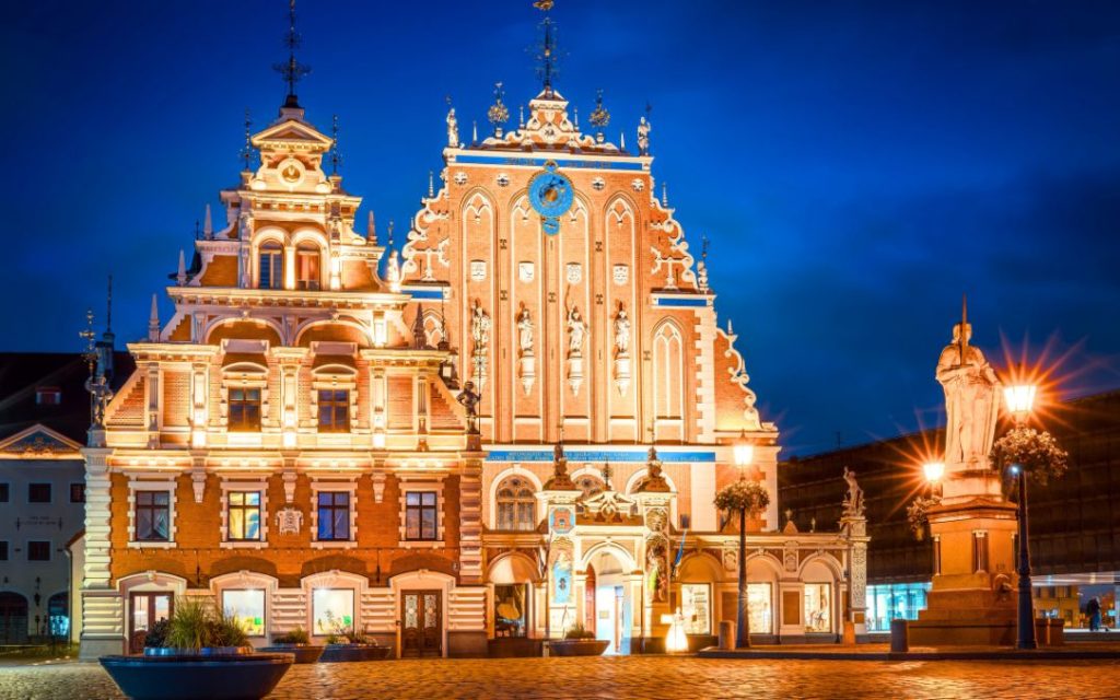
Oświetlony Dom Bractwa Czarnogłowych nocą w Rydze