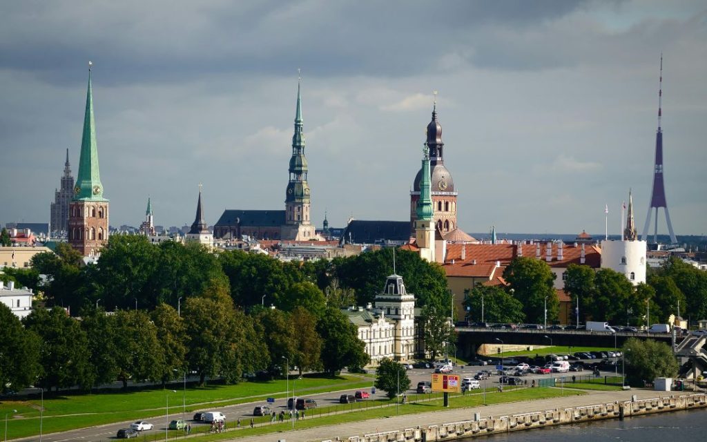 Panorama Rygi na tle zachmurzonego nieba