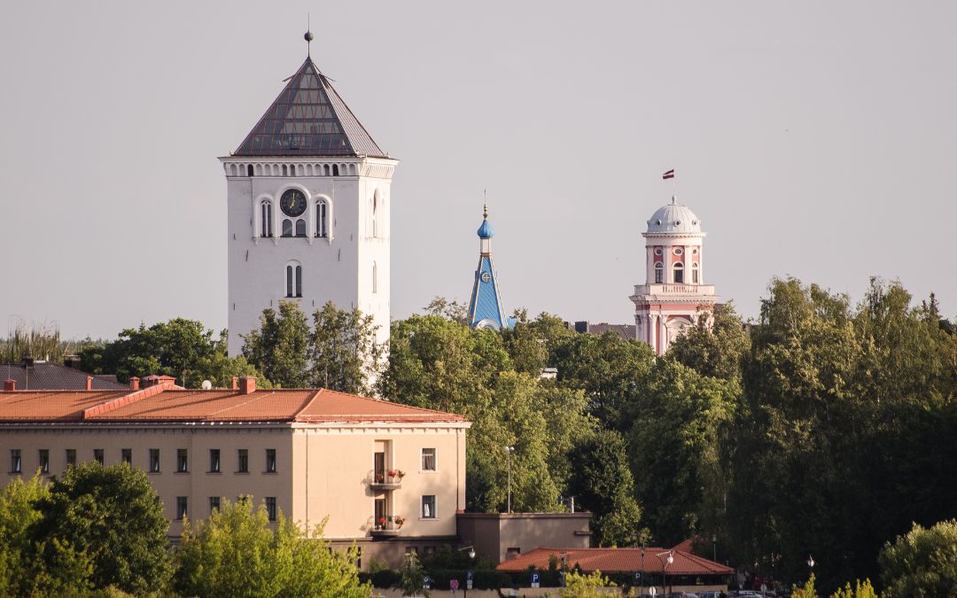Panorama miasta Jełgawa na tle budynków