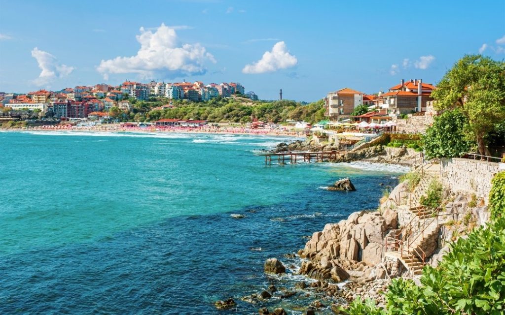 Panorama nadmorskiego miasteczka w Bułgarii z piaszczystą plażą i turkusową wodą Morza Czarnego.