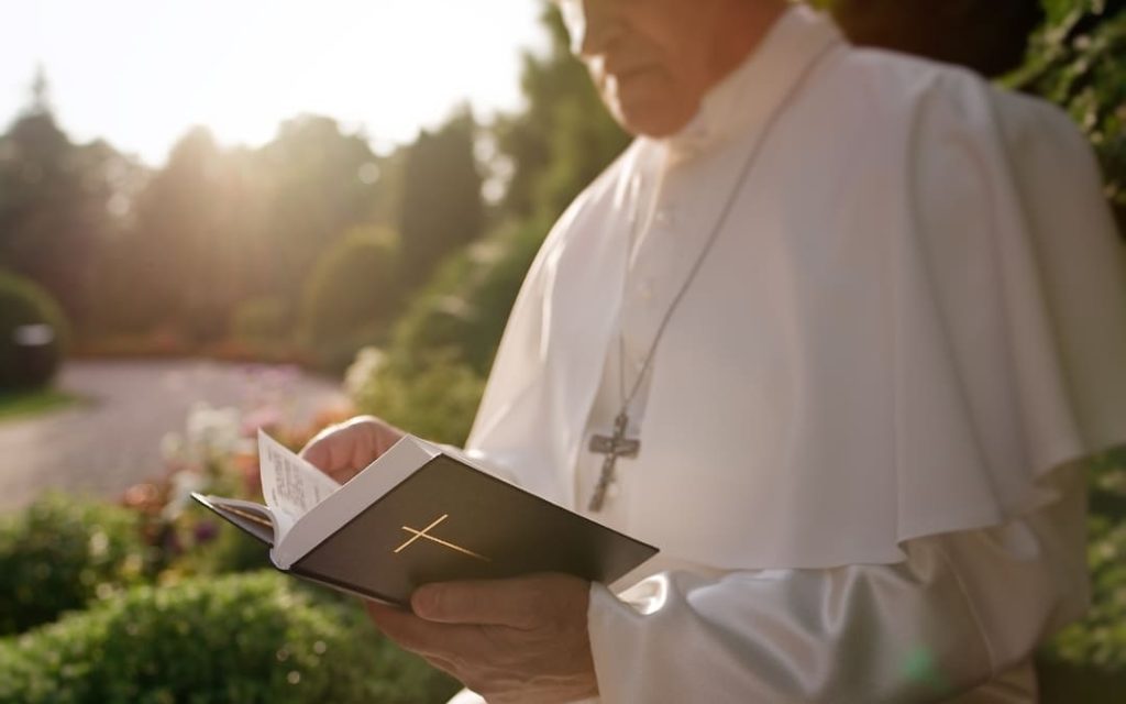 Papież czytający biblię w słoneczny dzień