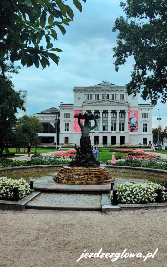 Parkowa fontanna i fragment ryskiego kanału miejskiego z budynkiem Opery w tle