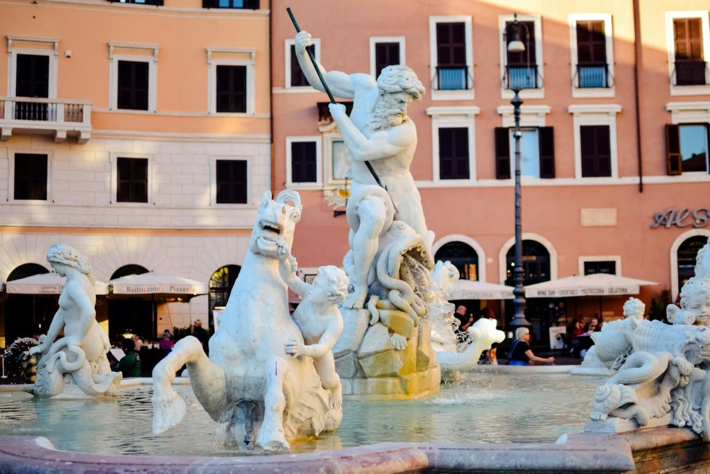 Fontanna Czterech Rzek na Piazza Navona w Rzymie z rzeźbami skalnymi 