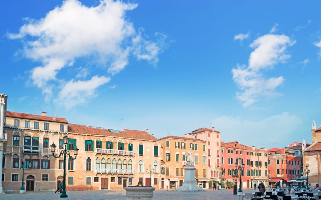 Plac Campo Santo Stefano - urokliwy plac otoczony zabytkową architekturą i kamienicami w tle 