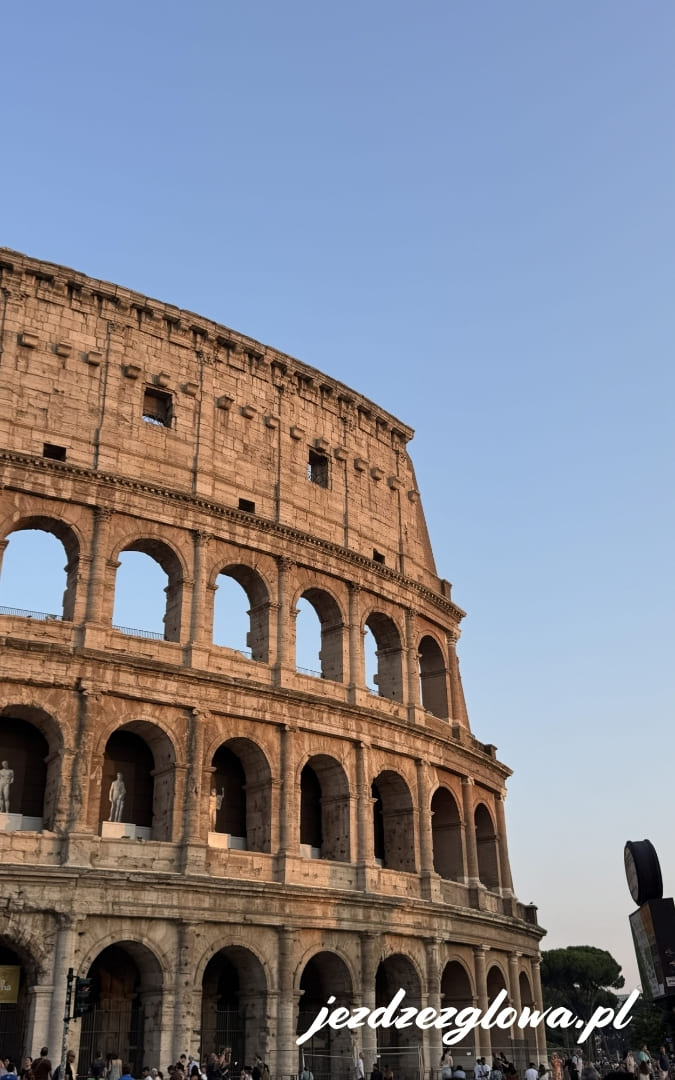 Monumentalna fasada Koloseum widziana z Piazza del Colosseo w Rzymie.